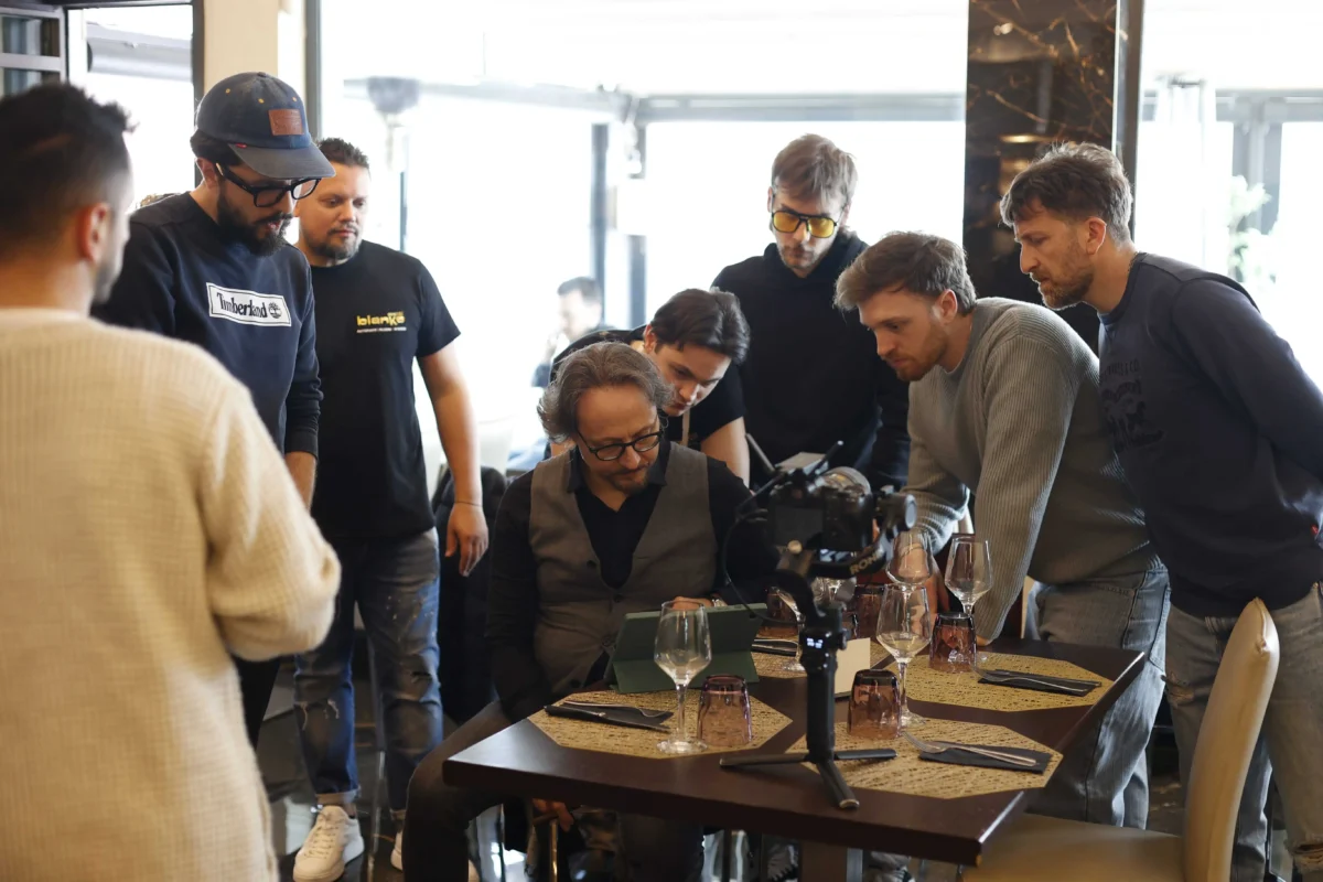 Riprese di Fine vita mai: attori in tuta di scena sul set